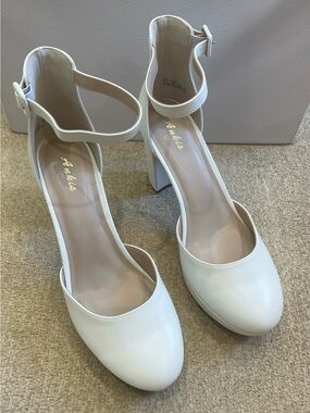 Ankis White Platform 4” Closed Round Toe Heels - Size 11 Women